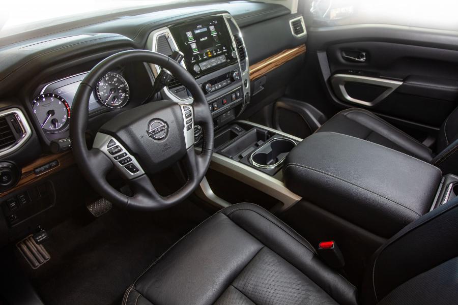 Интерьер Nissan Titan Platinum Reserve Crew Cab 2019 года  (фото 9 из 35)